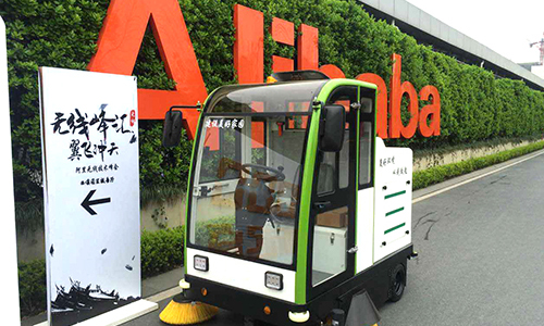 Alibaba kampüsündeki temizlik makinesine binmek