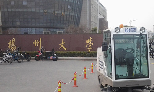 yangzhou'daki üniversitede yol elektrik süpürgesi