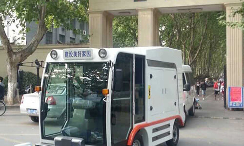 nanjing'de kolejde elektrikli süpürücü